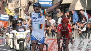 Slavná vítězství... Paolo Bettini triumfuje v Sanremu