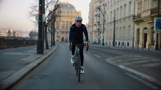 Festka v působivém videu nabádá cyklisty, aby nadále jezdili sami a dodržovali bezpečnostní opatření