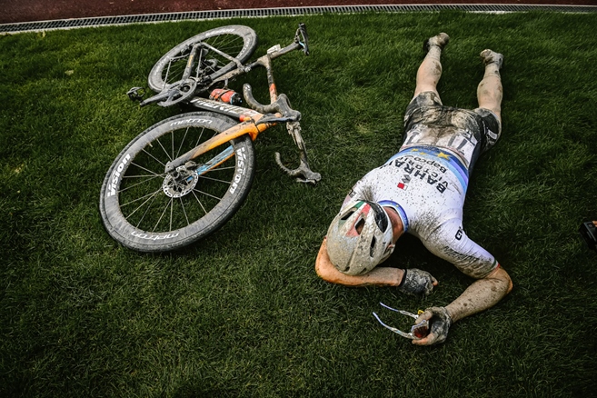 Bláto, kostky a slzy radosti. Fotogalerie Paříž - Roubaix