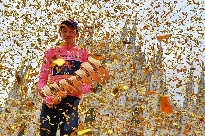 Podcast - GIRO/VUELTA SPECIAL Na Giru pokračoval baby boom, ovládl ho obrozený Ineos