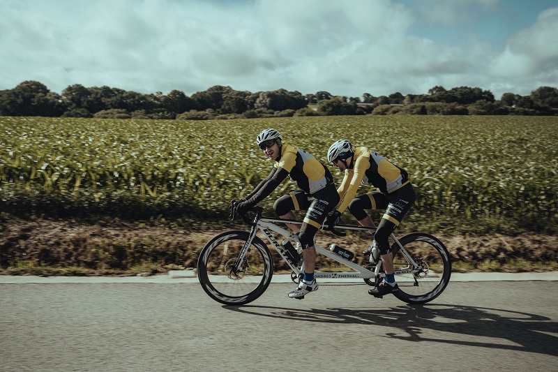 Tour de France ve tmě nevidomého sportovce Ondřeje Zmeškala