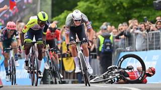 Brutální dojezd ve Visegrádu vyhrál Van der Poel a vede Giro
