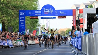 V první etapě Tour de Hongrie porazil Olav Kooij ve spurtu Eliu Vivianiho