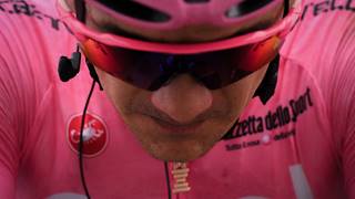 Richard Carapaz vede Giro, ale má důvody k obavám