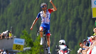 Nejtěžší etapu Tour de Suisse vyhrál Thibaut Pinot. Do žlutého Sergio Higuita.