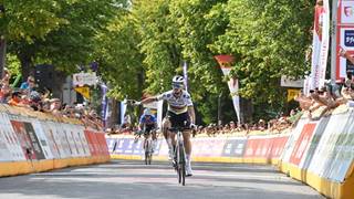 Julian Alaphilippe první na vrcholu Mur de Huy v první etapě Tour de Wallonie