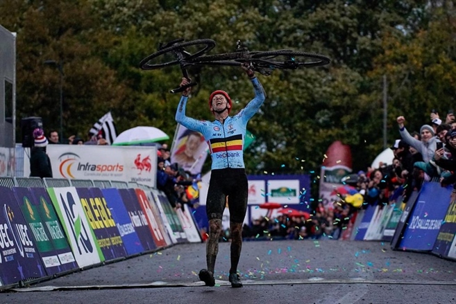 Životní jízda Vanthourenhouta v blátivém Namuru pro evropský cyklokrosový titul. Výborný Boroš dojel sedmý