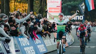Nizozemské cyklokrosové premiéry: V Bekse Bergenu vyhrála Van Anrooij. Belgický prapor držel Sweeck, Boroše zabrzdil spadlý řetěz
