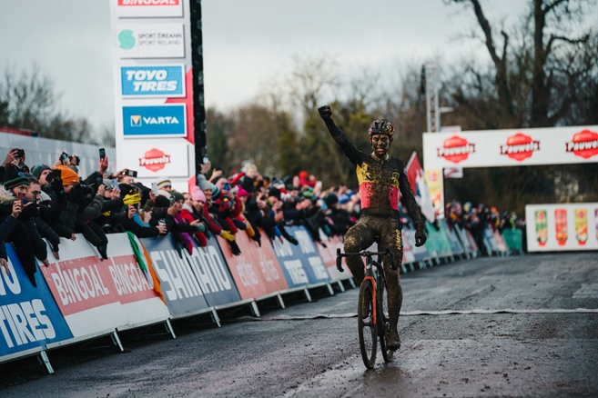 Van Aert pokřtil blátem irskou metropoli Dublin, cyklokrosařkám vládla Van Empel