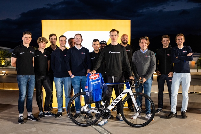 Vítězové Zwift Academy, Ital Vergallito a Britka Morrice, získali profi smlouvy