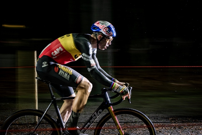 Třetí souboj titánů ve třech dnech pod světly večerního Diegemu vyhrál Van Aert