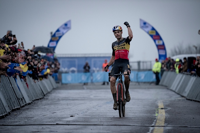 V písečných dunách v Koksijde vítězí Van Aert. Ouha, Van der Poela zase „chytila“ záda