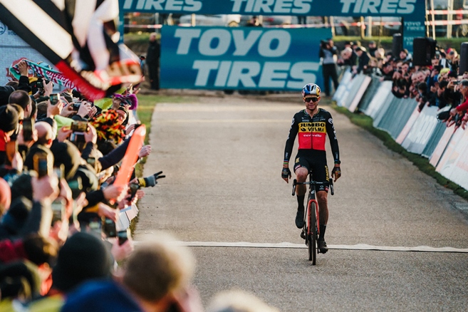 Van Aert upevňuje vládu, Van der Poel padá. Na světovém poháru v Zonhovenu dojel Boroš šestnáctý