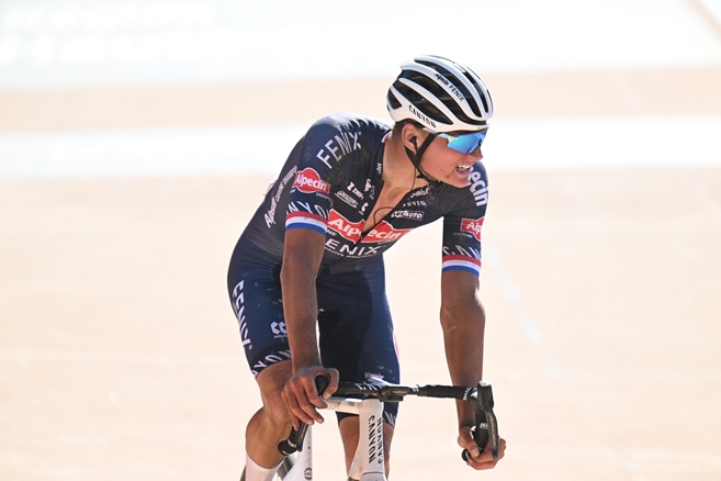 Van der Poel kopíruje Van Aertův silniční program. Začne na Strade Bianche