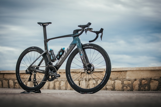 Scott Foil týmu DSM. Na tomto kole budou letos závodit tři čeští cyklisté