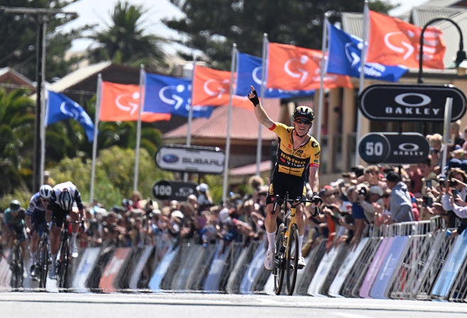 Dennis porazil favority ve 2. etapě Tour Down Under a dostal se do vedení