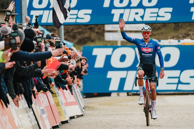 Van der Poel a Pieterse berou poslední triumf před cyklokrosovým mistrovstvím světa, Boroš dojel devátý a Zemanová třetí v U23