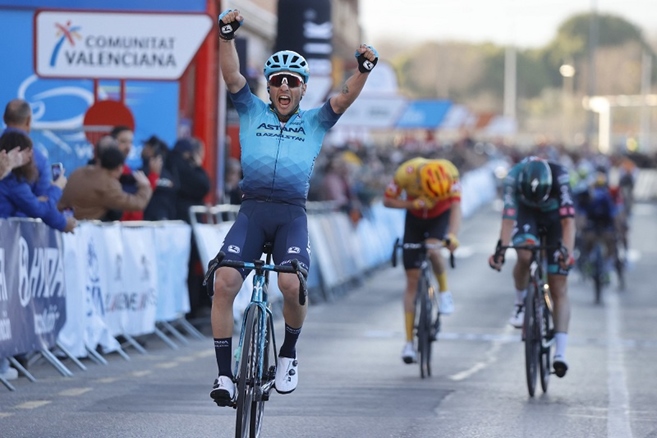 Přestože to peloton nechtěl dopustit, uspěli muži z úniku. První projel cílem Simone Velasco z Astany