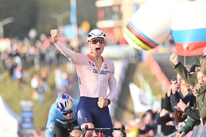 Van der Poel popáté mistrem světa v cyklokrosu