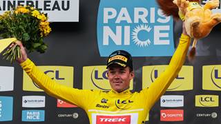 Pedersen vyhrál chaotický finiš 2. etapy Paříž-Nice a oblékl žlutý dres