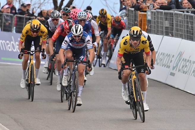 To jsou věci: Van der Poel nestačil, Van Aert a Pidcock na zemi a Roglič porazil Alaphilippa a Yatese!