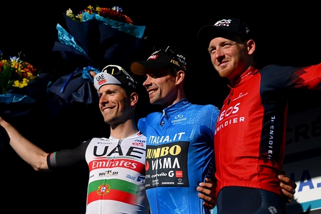 Závěrečnou sprinterskou etapu ovládlo duo Van der Poel - Philipsen. Roglič v prvním závodě po smolné Vueltě dominoval