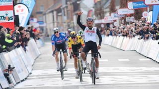 Grand Prix Denain vyhrál opět sprinter, ale jen z malé skupinky. Na vítězství Juana Molana měl lví podíl Mikkel Bjerg