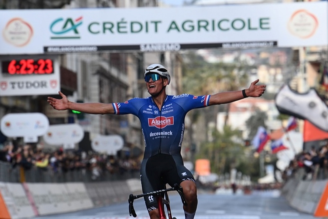 Mathieu Van der Poel přidal do své už tak bohaté sbírky další klenot. Sanremo vyhrál sólovým způsobem
