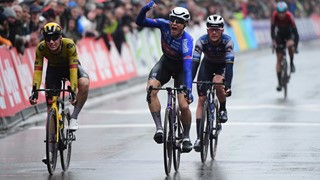 V chladu, dešti a větru vyhrál Philipsen klasiku Brugge-De Panne
