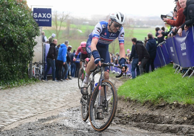 Týmu Soudal Quick-Step se na kostkách nedaří a povolává oba sprintery pro Gent-Wevelgem