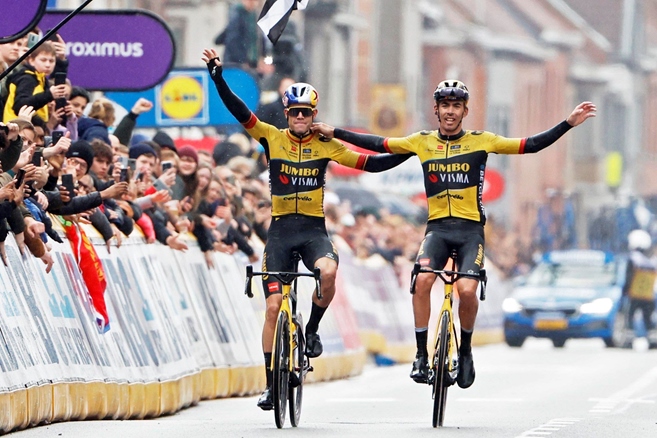 Totální masakr na flanderských válečných polích. Snajpři z Jumba, Van Aert s Laportem, zničili peloton mezi Ypres a Wevelgemem