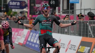Denz mistrem úniků, vyhrál nejzajímavější etapu Gira. Armirail oblékl růžový trikot