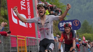 Almeida vítězí na Monte Bondone, ale růžový dres opět oblékl Thomas. Roglič zažehnal pohromu