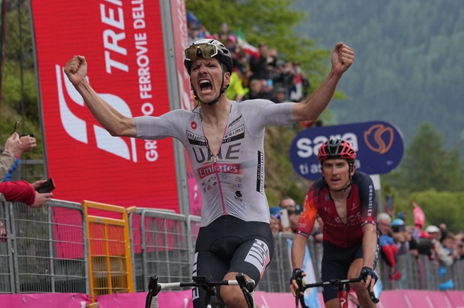 Almeida vítězí na Monte Bondone, ale růžový dres opět oblékl Thomas. Roglič zažehnal pohromu