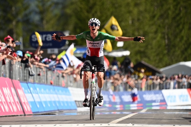 Italský šampión Zana vítězí v dolomitské 18. etapě Gira. Znovuzrozený Roglič utrhl všechny kromě růžového Thomase