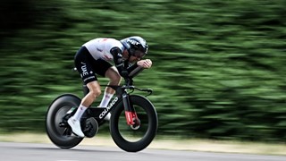 Jonas Vingegaard vyhrát časovku a získat žlutý dres chtěl, ale plány mu překazil krajan Mikkel Bjerg